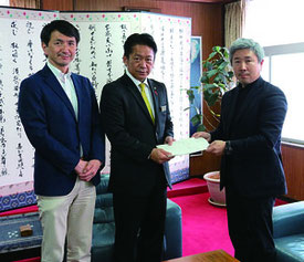 右から荒川委員長、中山市長、松田氏=30日午後、市役所市長室