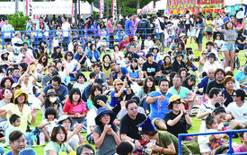 夕方のステージイベントから来場者が増加。音楽に合わせて踊りだすなど盛り上がりをみせた=5日夕、新栄公園