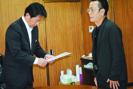 中山市長に抗議文を手渡した具志堅館長=12日午後、市役所