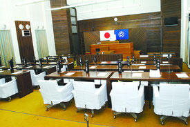 現在の石垣市議会の議場。市役所3階に配置されている=26日午後