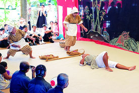 芋掘り狂言が面白おかしく演じられた=18日午後、竹富島