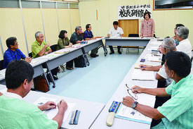 校長会で大田教育長が緑風学園の視察報告を行った=18日、竹富町役場