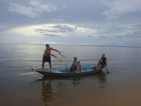 Amazone-river-Brazil-fisherman-boat-alter-do-chao-santarem-flona-national-park