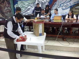 Verificación de kits electorales en la Junta Provincial Electoral de Manabí, Ecuador.