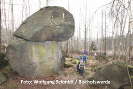 Die „Quarkquetsche“ genannten Felsblöcke in einem Ex-Steinbruch im Hohwald. Wie Zwerge wirken dagegen die Kinder, die hier jetzt mit dem Bergbau-Traditionsverein unterwegs sein durften. Foto: Wolfgang Schmidt 