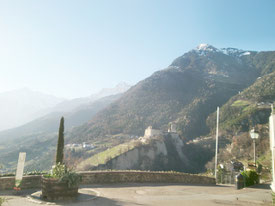 Doss im Westen von Dorf Tirol mit Blick auf Schloss Tirol und Mutspitze