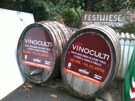 Hinweis Fässer der Event-Veranstaltung Vinoculti in Dorf Tirol Südtirol Italien