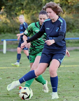 Behauptet: Jolina Schuchhardt (TuS) lässt hier Dortelweils Jasmin Walter nicht an den Ball kommen. Foto: Pressebilder Hahn