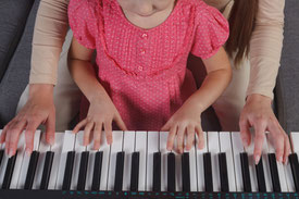 「あらかわ音楽教室 七里スタジオ」 は、こどものリトミックからスタートして親子で音楽の楽しさを体感し、後にピアノクラスやバイオリンクラスに移行可能です。