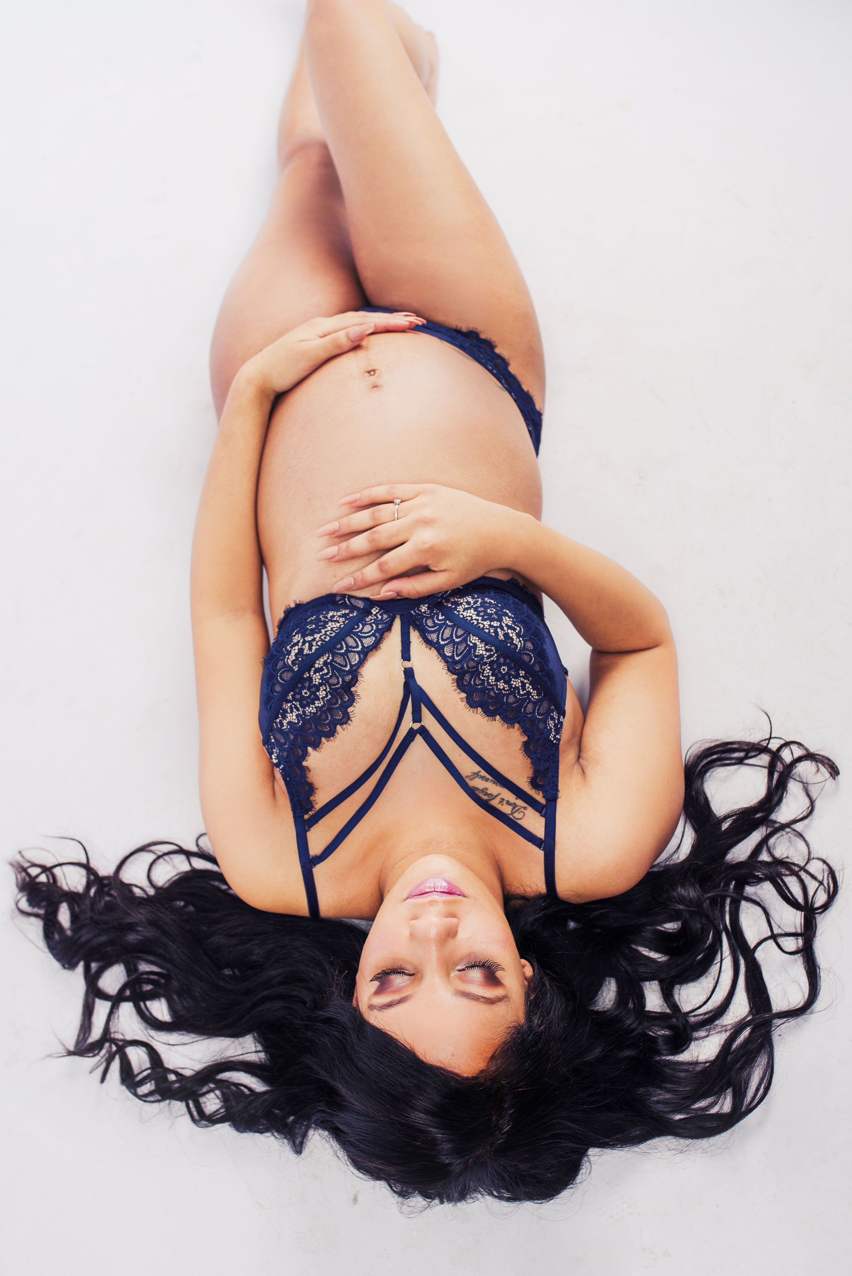 Zwangere vrouw in lingerie