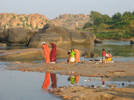 Hampi-India-rivier-rotsen-blokken-stenen-tempels