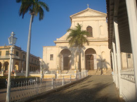 Trinidad-Cuba-mekka-koloniale-gebouwen-kerk-palmboom-plein