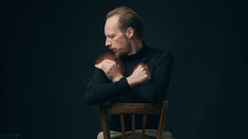 Trompeter Johannes Stange sitzend auf einem Stuhl