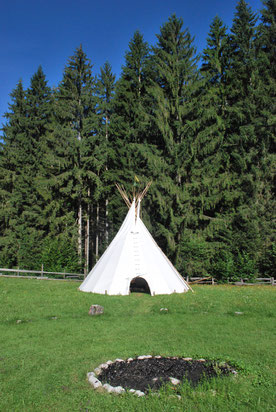 Das Tipi mit Feuerstelle am Energie Platz