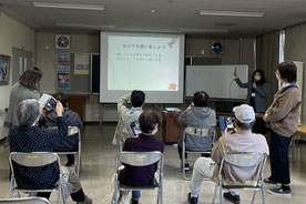 楽しいスマートフォン初心者講座の様子　四日市市のNPO法人、愛マムズIT倶楽部のＩＴ講座