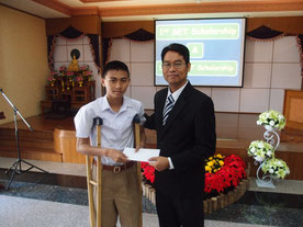 Dr Seckson Sukkhassena SET's first student presenting a scholarship to K. Nuttawut student 5000