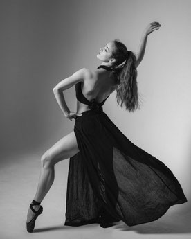 Fotografen üben mit Studio-Blitztechnik und einem Ballett Model in einem Fotostudio im Raum Frankfurt