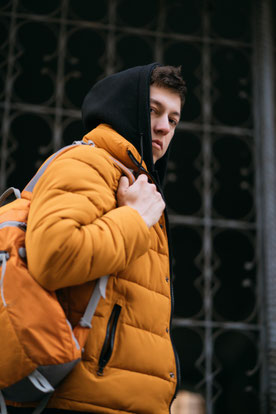 Gezeigt ist ein Mann in einer Outdoorjacke. Unter REACH tritt eine Beschränkungserweiterung in Kraft. u.a. sind Polyurethan-Membranen, wie sie z.B. in Outdoorjacken vorkommen betroffen.
