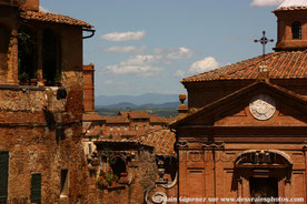 Italie,Sienne,façades,ocres,vieilles maisons,ciel bleu