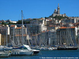 Marseille,Vieux,port,mer,bâteaux,basilique,Notre dame,jour,ciel bleu,colline