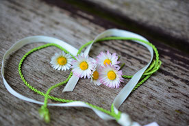 Content für Valentinstag, liegendes Herz aus Bändern im Keren vier Magariten