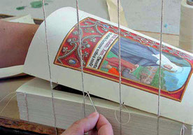 Piqûre manuelle des pages.
