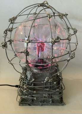 THINKING ABOUT WHAT TO THINK ABOUT MY THINKING (2023) ///////////////////// 26 x 20 x 20 cm ///////////////////// Plasma ball lamp, mirror paint, wire mesh and solder