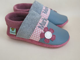 Krabbelschuhe in grau vorne & altrosa am Fersen mit namen & blumen, sehr gefragt!