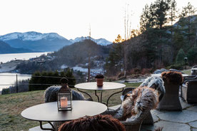 Terrasse mit Blick auf Fjord und Gebirge