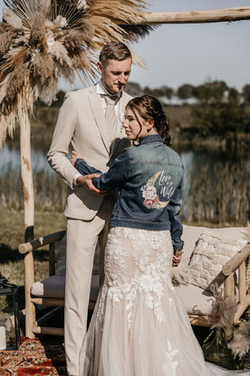 bedrukt spijkerjasje voor stoere boho bruid