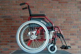 Ein Rollstuhl mit Kraftknotenadapter.