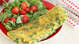 tortilla francesa con ensalada, pan y fruta si empieza a entrenar en un par de horas