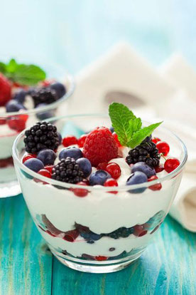 Yogur natural con fruta para entrenamientos en una hora o menos.