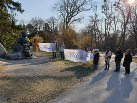 Im Türkenschatzpark, Friedensfahne von der Gehmeditation der Intersein Sangha Wien am 10.3.2022