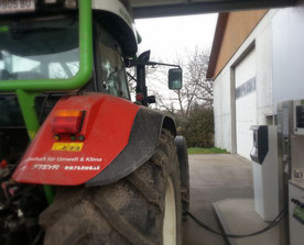Biomethan Tractor takes Bio-CNG rom the own fuel station