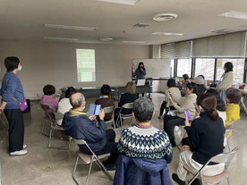 楽しいスマートフォン初心者講座の様子　四日市市のNPO法人、愛マムズIT倶楽部のＩＴ講座