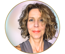  Dr. Meike Wulf Gründerin und zertifizierte Yoga-Lehrerin der Yoga Laube lädt dich zur gratis Online-Yogastunde und einem Kennlerngespräch ein. Das Yoga-Angebot ist online und in Braunschweig und will Menschen in Umbruchphasen mit Yoga unterstützen.