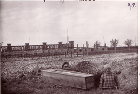(Archivio Alessandro Polidoro) 09/05/1943 Gonars sepoltura vittima campo concentramento