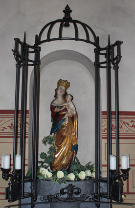 Zu Füßen der Muttergottes in der Kirche St. Pankratius in Wernborn liegen weiße Rosen. Foto: Konder