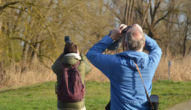 Bei der Vogelstimmenführung - Foto: NABU/F. Litzelmann