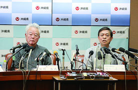 記者会見する謝花氏(写真右)と富川氏=8月31日、県庁