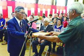石老連創立40周年記念式典・祝賀会が行われ、功労者が表彰された=4日午後、石垣市老人福祉センター