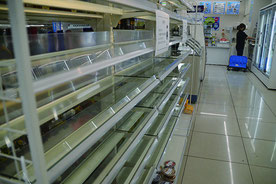 弁当やパンは売り切れとなっていた=13日、石垣市内コンビニ店