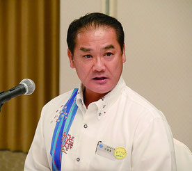 正式に受諾表明する佐喜真淳氏=30日午後、ANAクラウンプラザホテル沖縄ハーバービュー