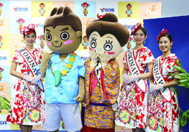 新キャラクター「マハ朗くん」(写真左から2人目)と「マハエちゃん」(写真中央)とミス沖縄の3人=10日午後、那覇市内