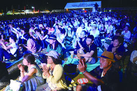 ▶島んちゅカーニバルが開幕した。会場には満員の来場者=15日夜、新栄公園