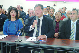 石垣市長選に出馬表明する宮良氏(中央)。左は妙子夫人=26日午後、登野城の後援会事務所
