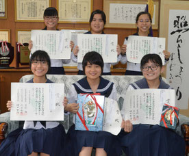 同校放送研究部から6人が入賞した。前列右から輕部さん、新垣さん、藤本さん。上段右から宮澤さん、佐久本さん、久貝さん=21日、八重山高校校長室