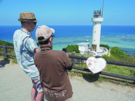 ハート型で、認定証やぱいーぐるが描かれている「恋する灯台」看板が設置された=19日午前、平久保崎灯台