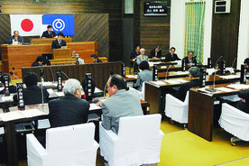 オスプレイ事故への抗議決議などを可決した市議会最終本会議=16日午前